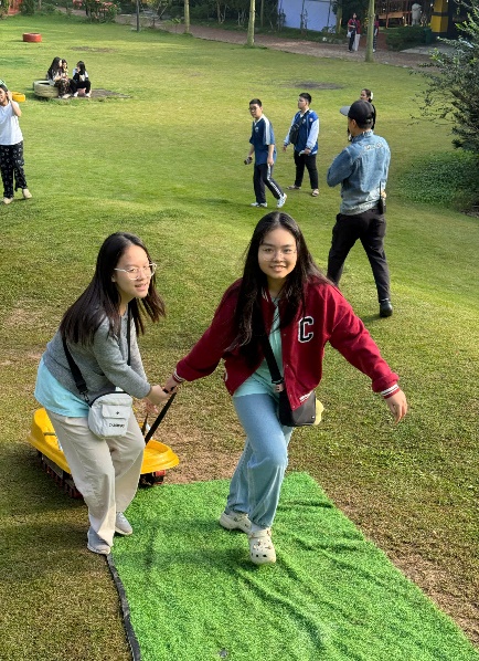 A group of people on a grass field

Description automatically generated