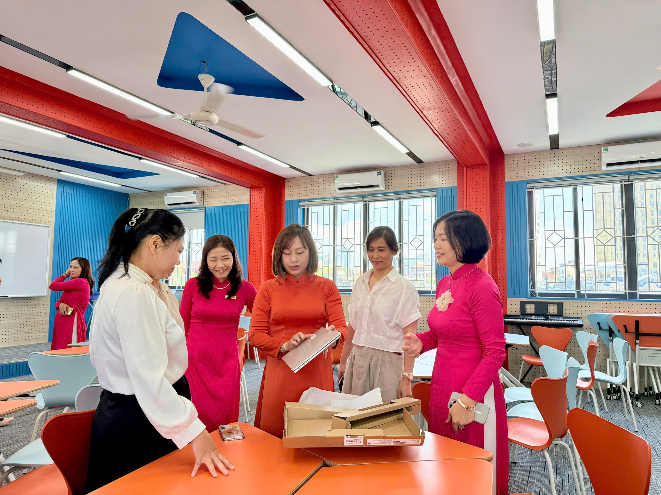 Ảnh có chứa trang phục, người, đồ đạc, trong nhà

Nội dung do AI tạo ra có thể không chính xác.