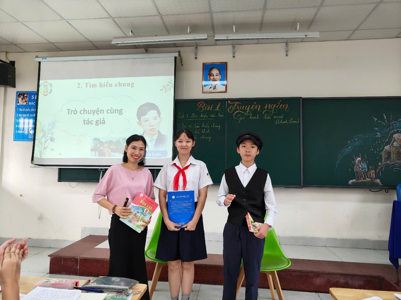 Ảnh có chứa trang phục, người, văn bản, tường

Nội dung do AI tạo ra có thể không chính xác.