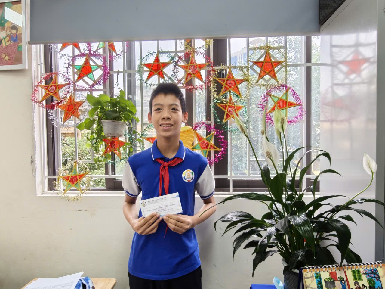 Ảnh có chứa người, trang phục, tường, trong nhà

Nội dung do AI tạo ra có thể không chính xác.