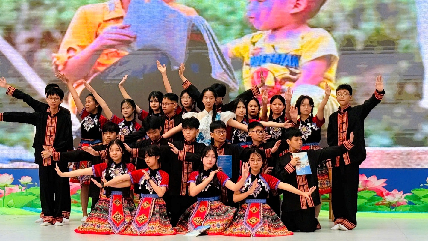 C:\Users\Nguyễn Thu Hòa\Desktop\z7232761537750_bc7ec12fa68613bd5bff56b5d5ee918e.jpg