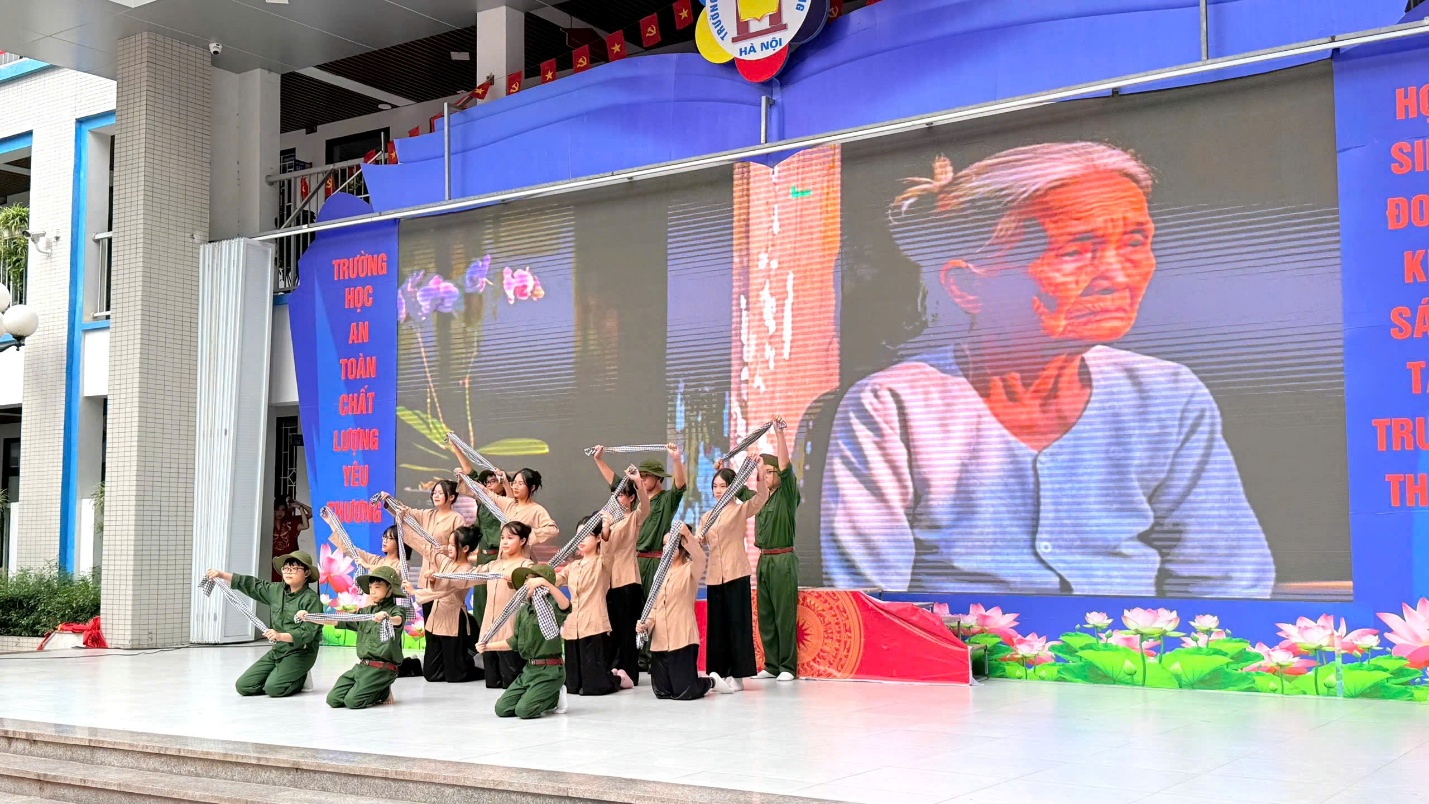 C:\Users\Nguyễn Thu Hòa\Desktop\z7232737949639_2b40aae25ce92eb68786d4cebe326be4.jpg