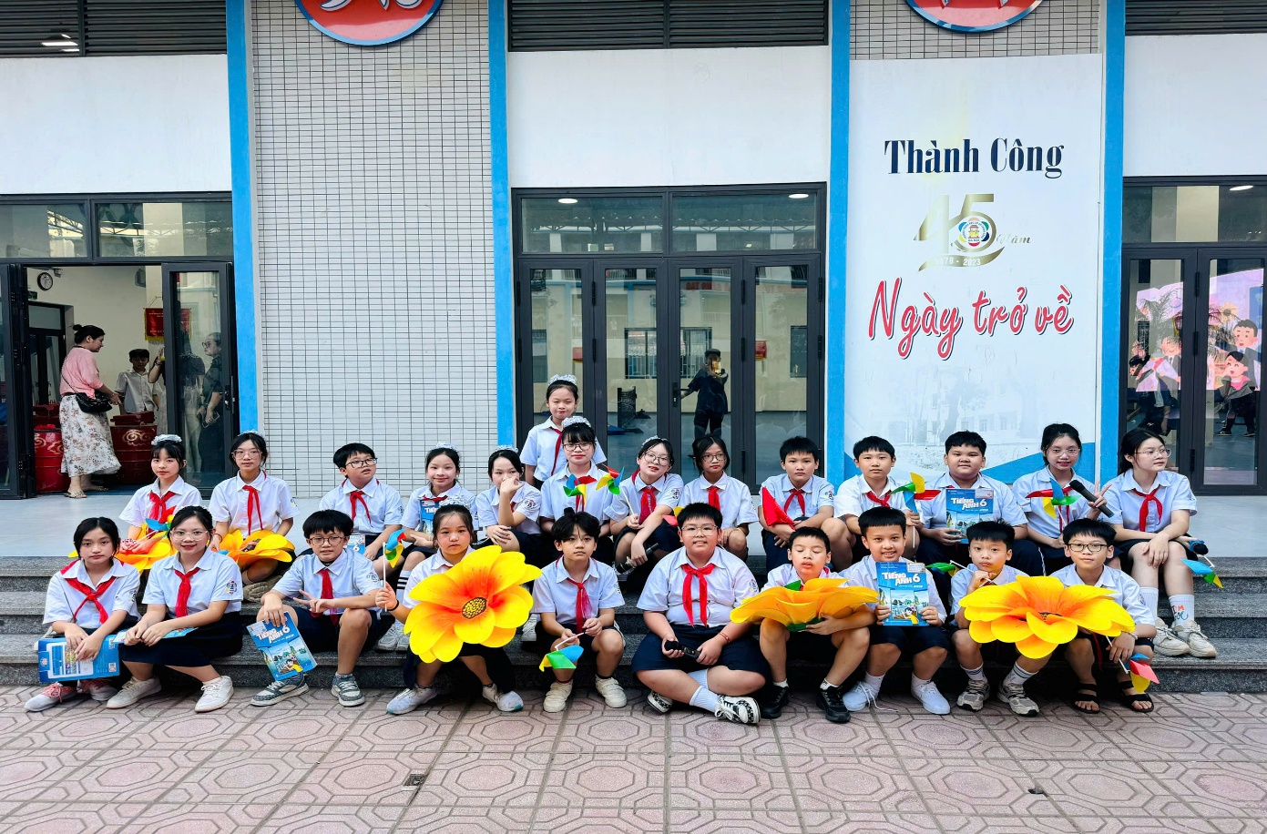 C:\Users\Nguyễn Thu Hòa\Desktop\z7235293216507_61ba5437837fa04ff09d5de8179e4226.jpg