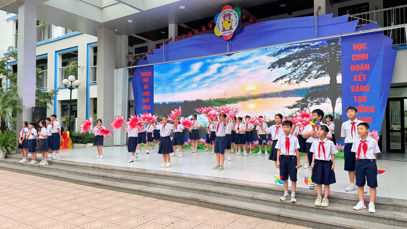 C:\Users\Nguyễn Thu Hòa\Desktop\z7235293209540_e011a12a5ab2a442da9590b17575e258.jpg