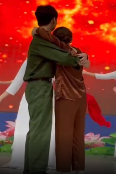 Ảnh có chứa trang phục, người, nụ hôn

Nội dung do AI tạo ra có thể không chính xác.