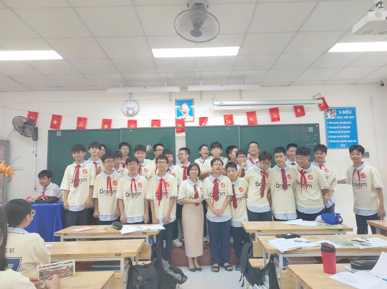 A group of people in a classroom

AI-generated content may be incorrect.