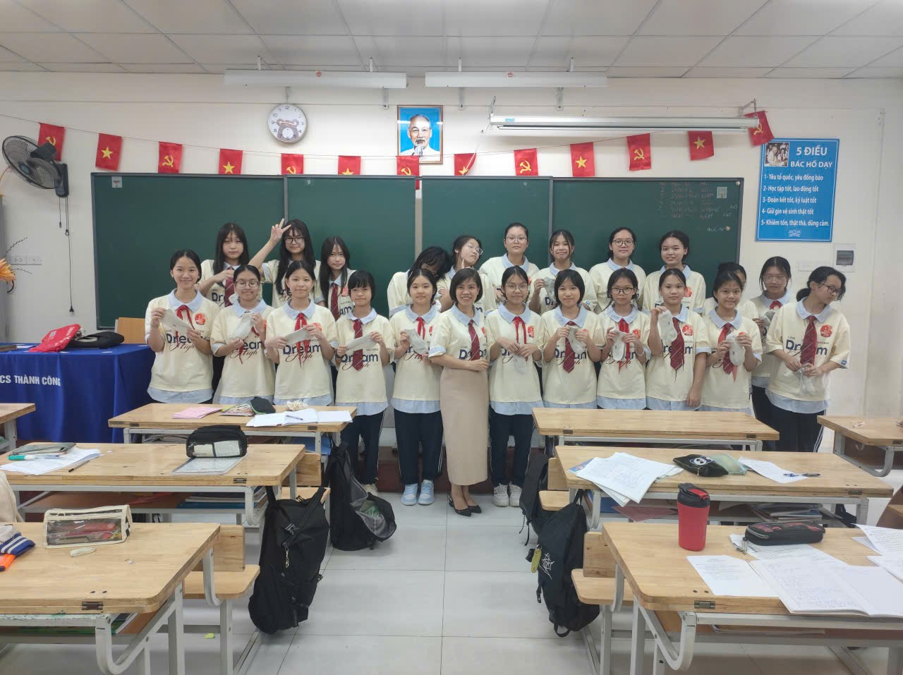 A group of people in a classroom

AI-generated content may be incorrect.