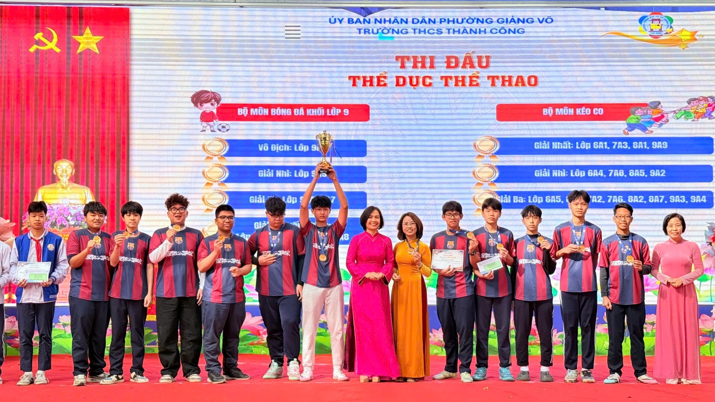 C:\Users\Nguyễn Thu Hòa\Desktop\z7245385667242_f9eff26c76b4bd3e5c9ce7c3aae84129.jpg