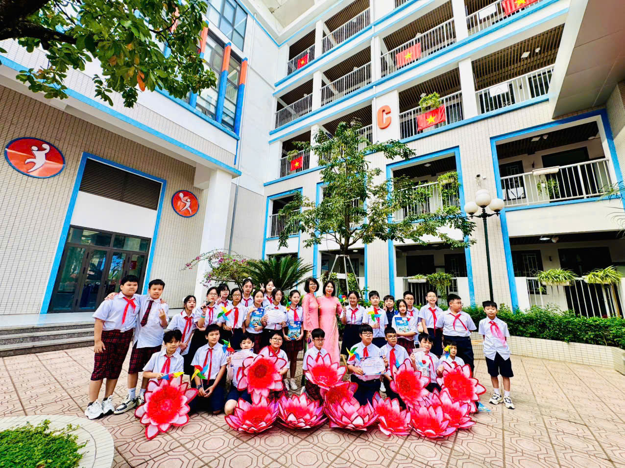 C:\Users\Nguyễn Thu Hòa\Downloads\z7245901514948_b0c60e3ebb84d48bbd2cc62eed29be3d.jpg