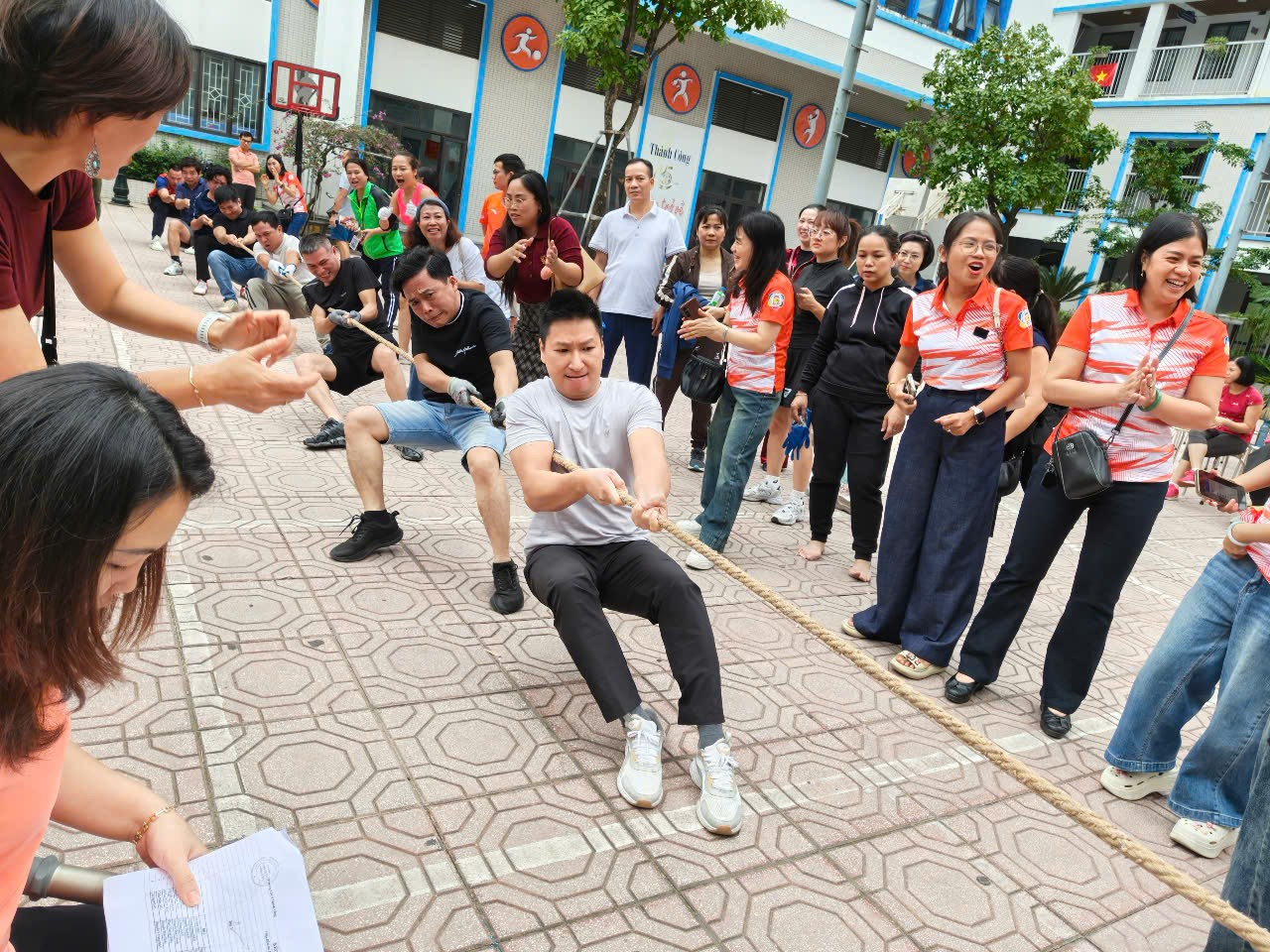 Ảnh có chứa trang phục, người, giày dép, đồ bò

Nội dung do AI tạo ra có thể không chính xác.