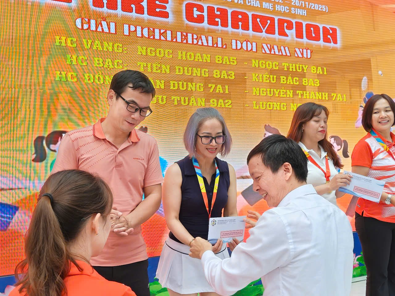 Ảnh có chứa trang phục, người, Mặt người, văn bản

Nội dung do AI tạo ra có thể không chính xác.