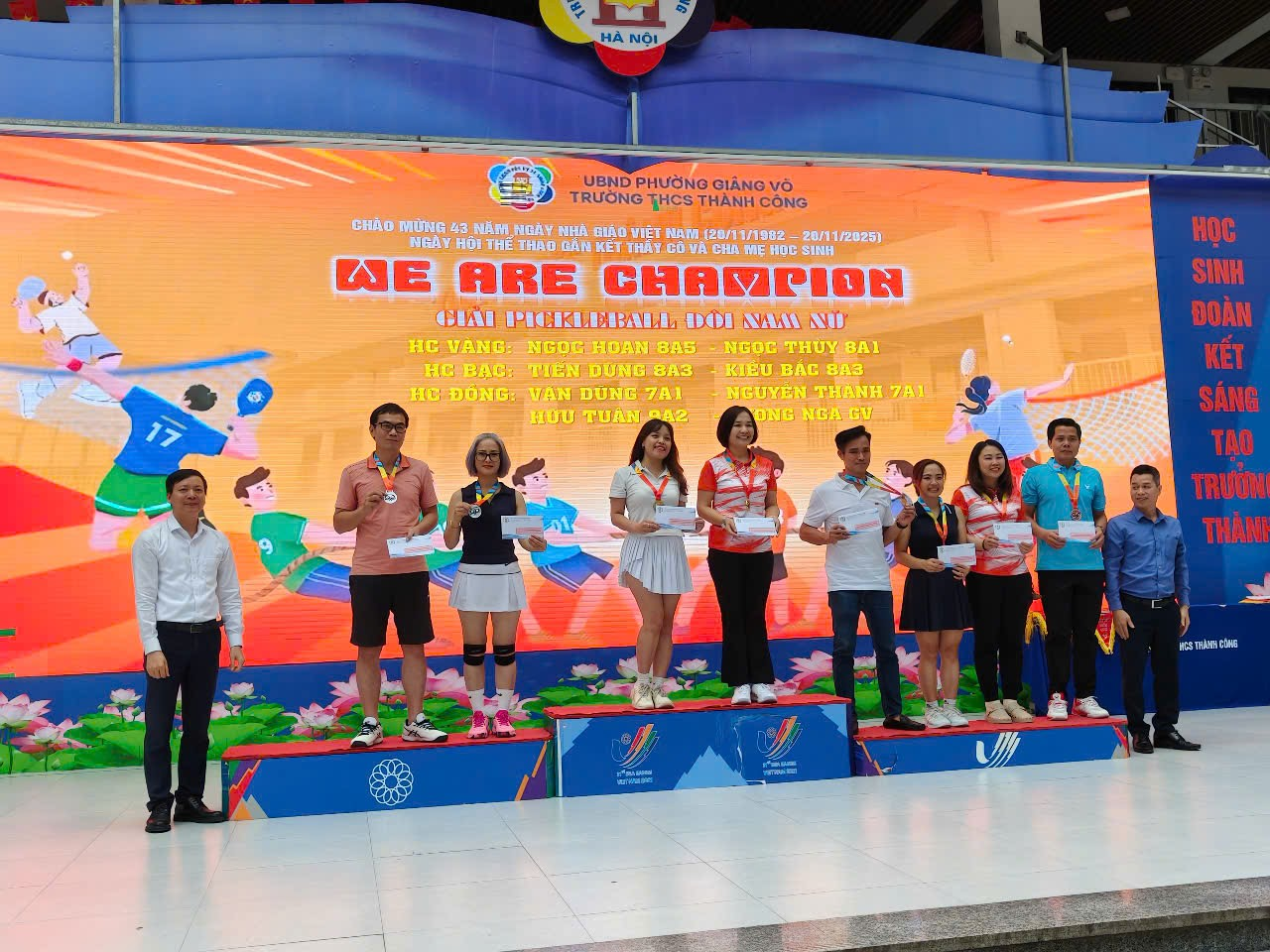 Ảnh có chứa văn bản, người, trang phục, giày dép

Nội dung do AI tạo ra có thể không chính xác.