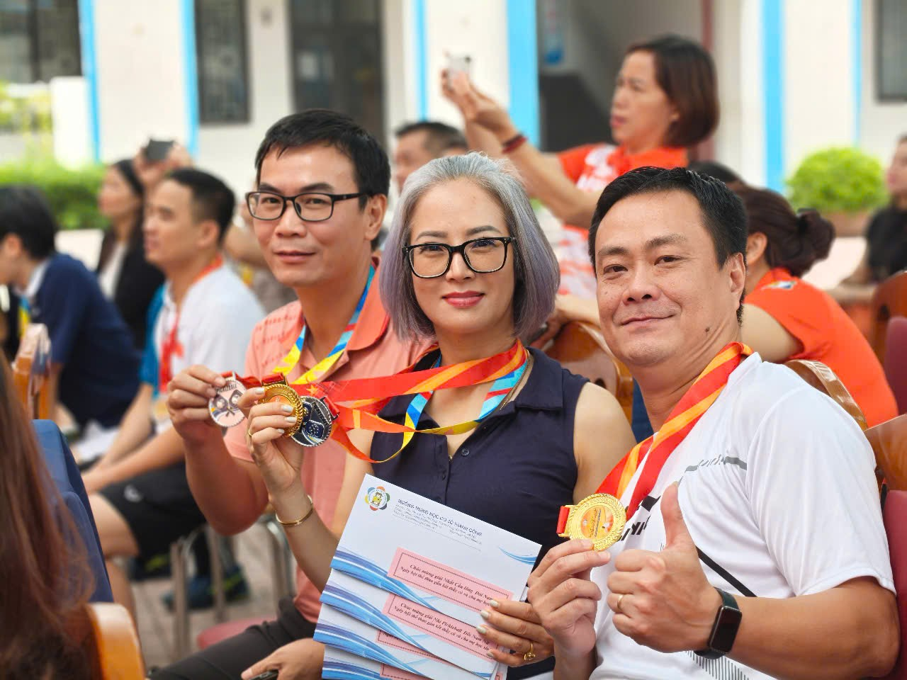 Ảnh có chứa Mặt người, người, trang phục, đàn ông

Nội dung do AI tạo ra có thể không chính xác.