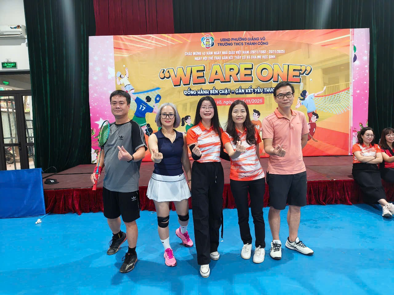 Ảnh có chứa trang phục, người, giày dép, cô gái

Nội dung do AI tạo ra có thể không chính xác.