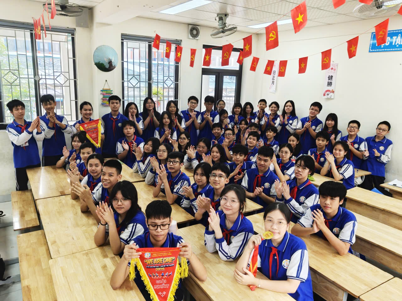 Ảnh có chứa trang phục, người, trong nhà, Trường công

Nội dung do AI tạo ra có thể không chính xác.