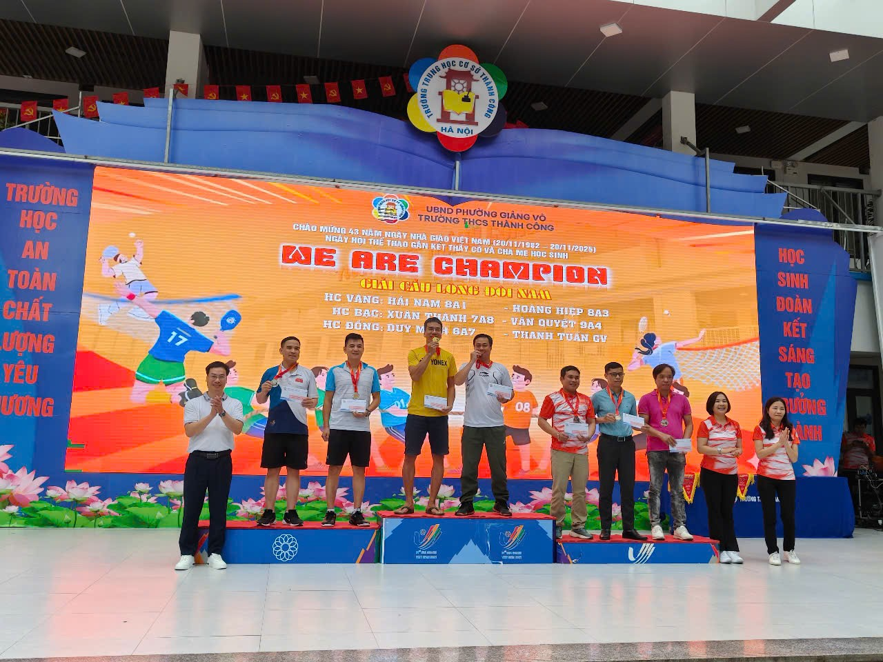 Ảnh có chứa văn bản, người, trong nhà, nhóm

Nội dung do AI tạo ra có thể không chính xác.