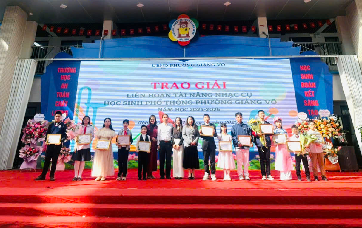 C:\Users\Nguyễn Thu Hòa\Desktop\z7247334695159_f0414f38e4b366b291318856bd795166.jpg