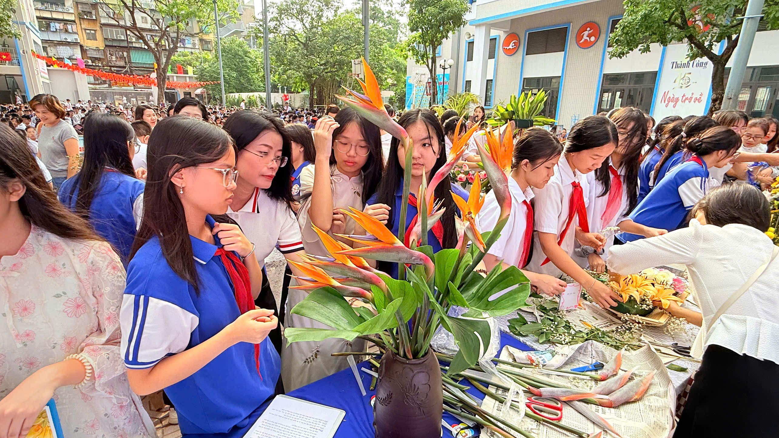 Ảnh có chứa trang phục, người, phụ nữ, ngoài trời
Nội dung do AI tạo ra có thể không chính xác.