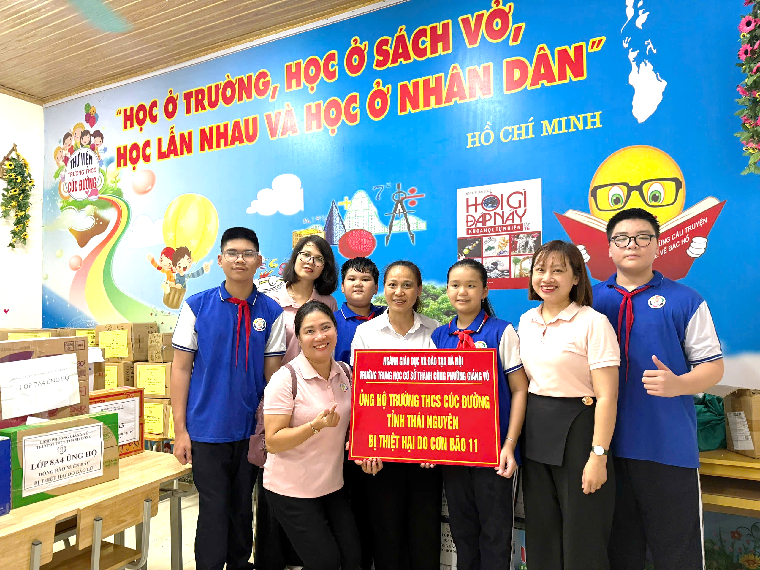 Ảnh có chứa trang phục, văn bản, người, cười
Nội dung do AI tạo ra có thể không chính xác.