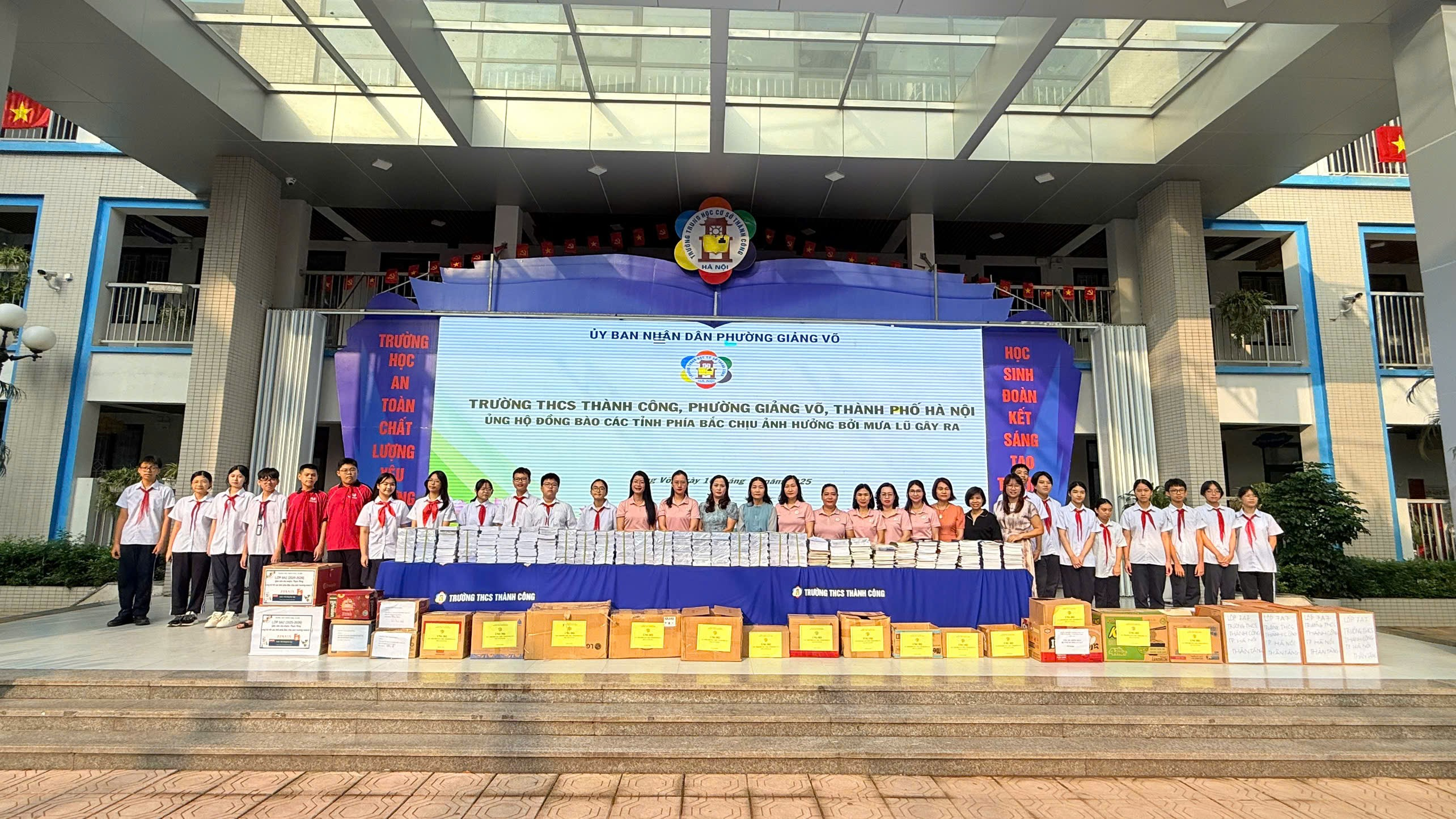 Ảnh có chứa tòa nhà, văn bản, người, ngoài trời
Nội dung do AI tạo ra có thể không chính xác.