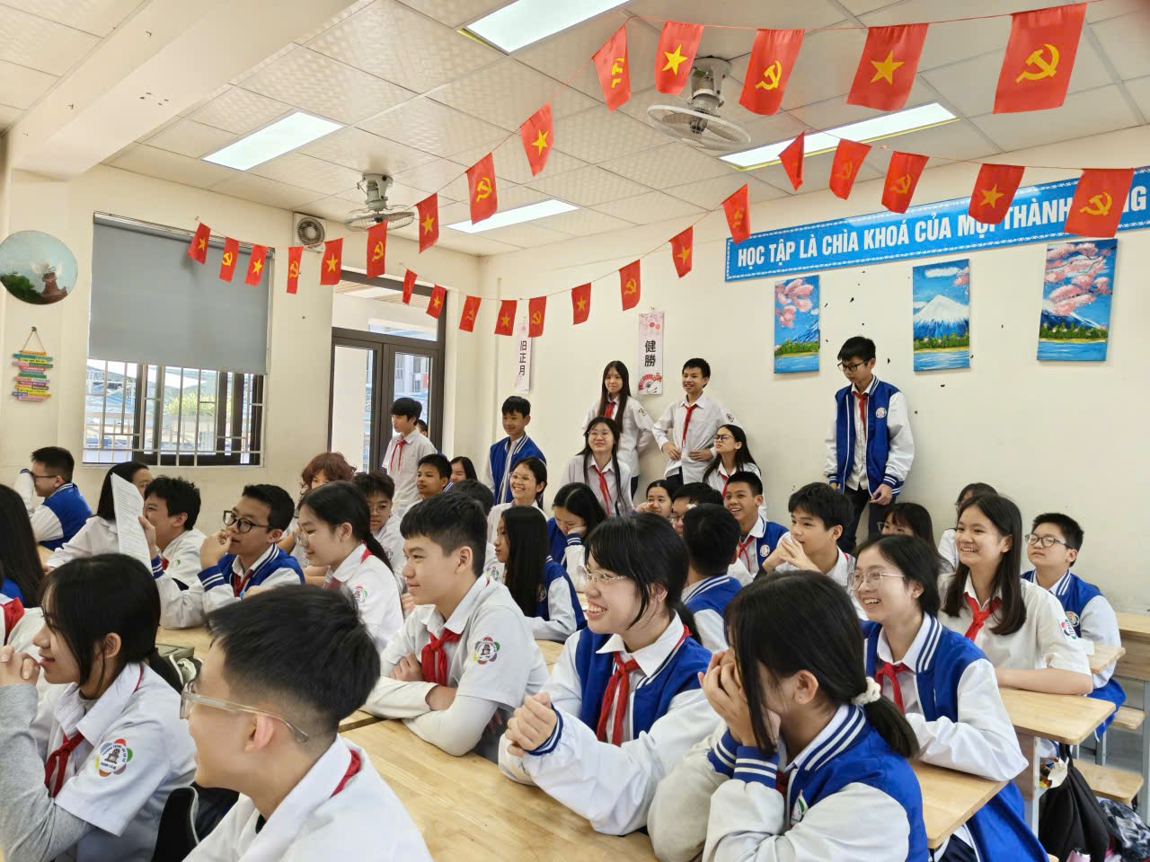 Ảnh có chứa trang phục, người, trong nhà, cậu bé

Nội dung do AI tạo ra có thể không chính xác.