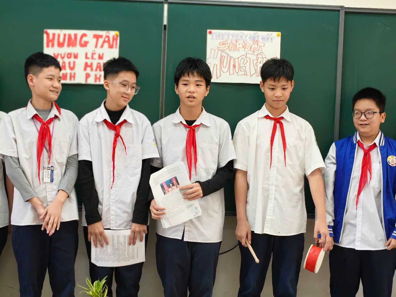 Ảnh có chứa trang phục, người, cười, Mặt người

Nội dung do AI tạo ra có thể không chính xác.