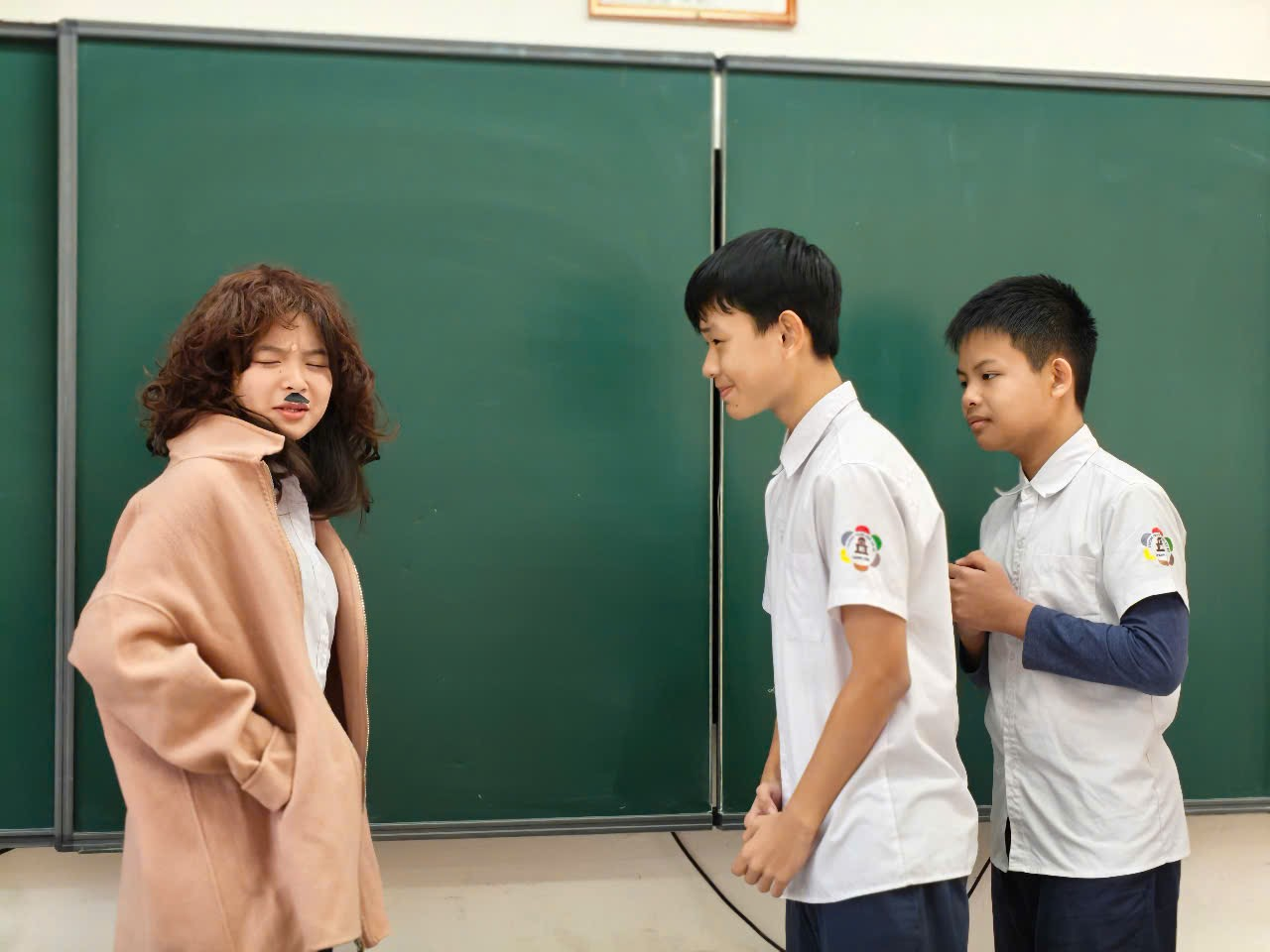 Ảnh có chứa trang phục, người, tường, cậu bé

Nội dung do AI tạo ra có thể không chính xác.