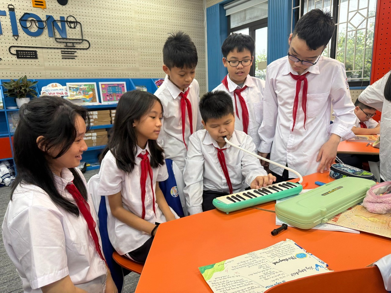 Ảnh có chứa trang phục, người, trong nhà, Học tập

Nội dung do AI tạo ra có thể không chính xác.