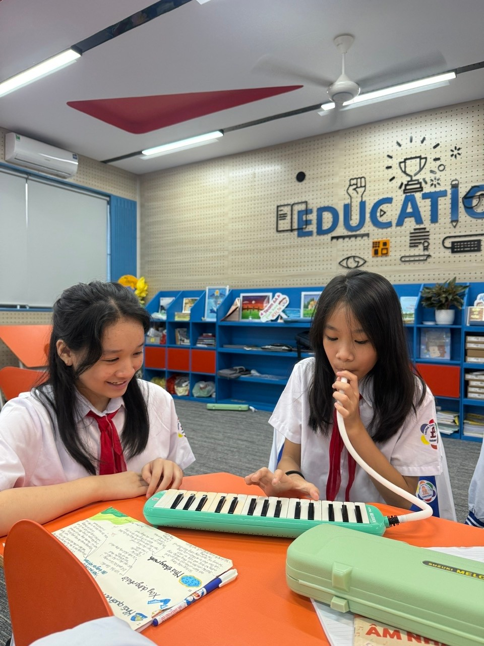 Ảnh có chứa trang phục, người, trong nhà, Mặt người

Nội dung do AI tạo ra có thể không chính xác.