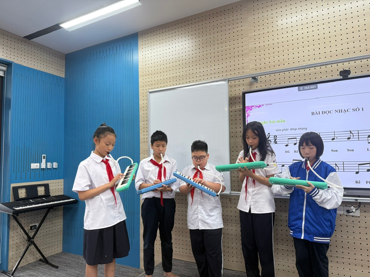 Ảnh có chứa trang phục, người, tường, trong nhà

Nội dung do AI tạo ra có thể không chính xác.