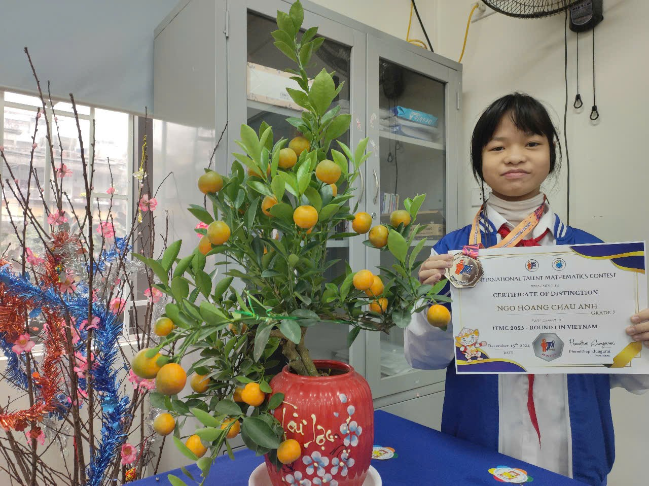 A child holding a sign with oranges in a vase

AI-generated content may be incorrect.