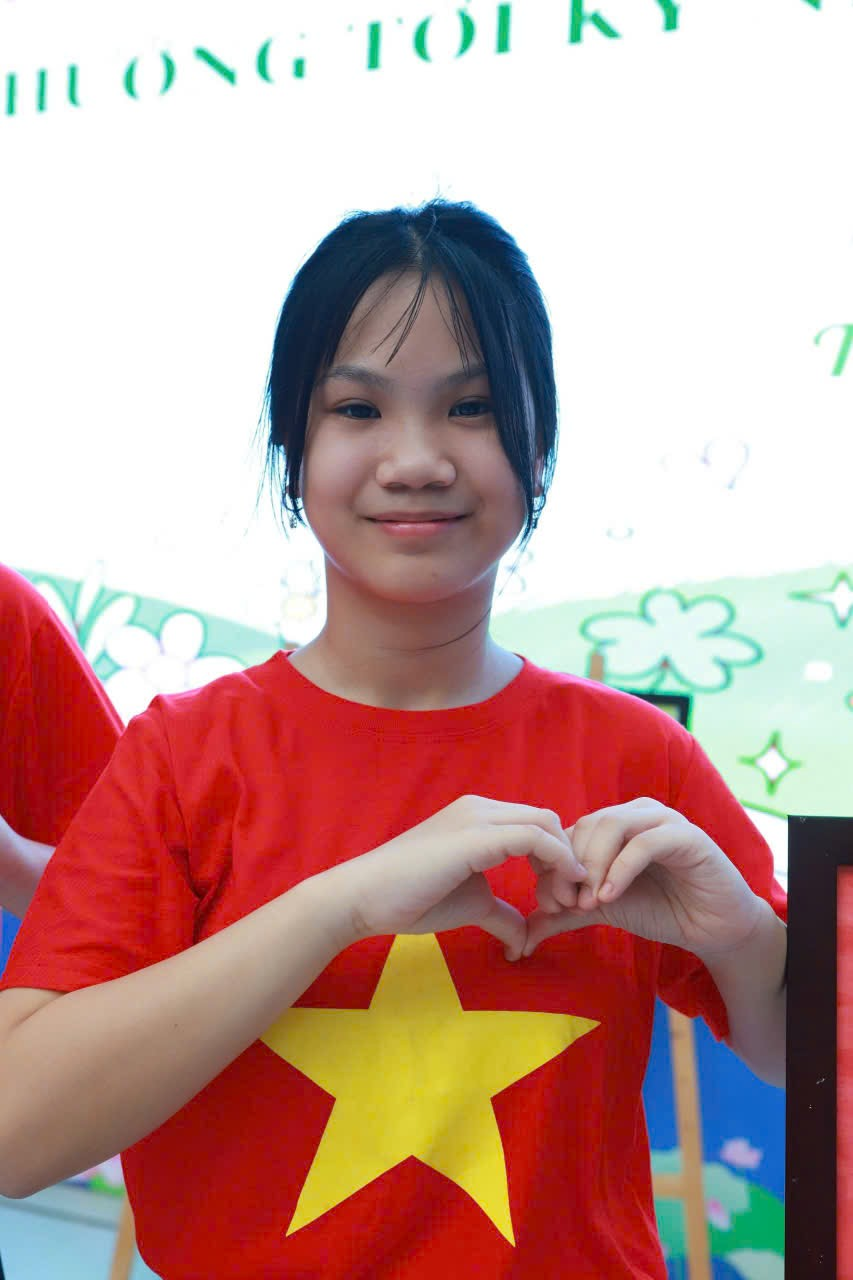 A child making a heart with her hands

AI-generated content may be incorrect.