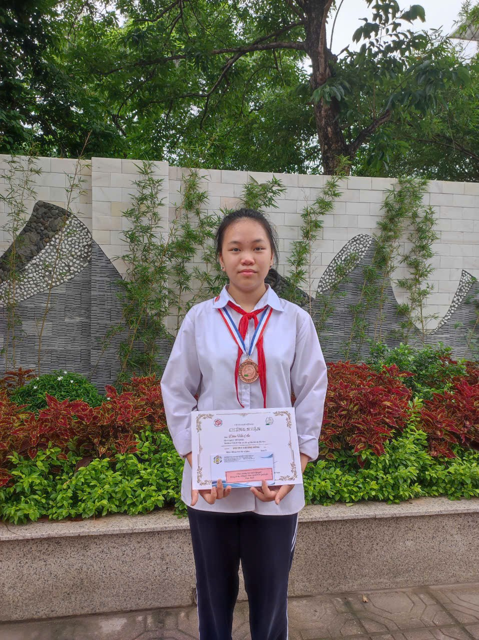 A person holding a certificate

AI-generated content may be incorrect.