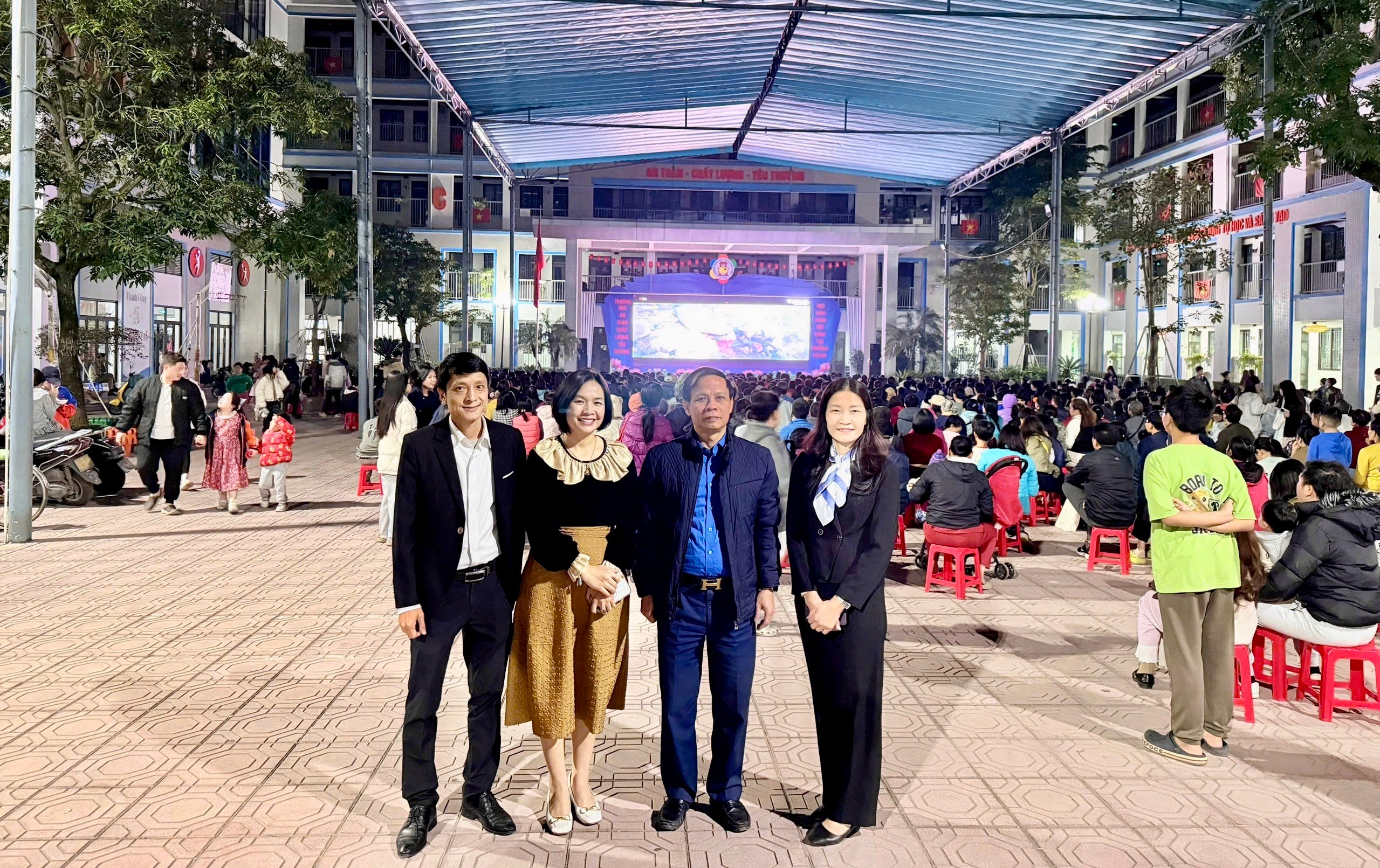 Ảnh có chứa trang phục, giày dép, tòa nhà, đàn ông
Nội dung do AI tạo ra có thể không chính xác.