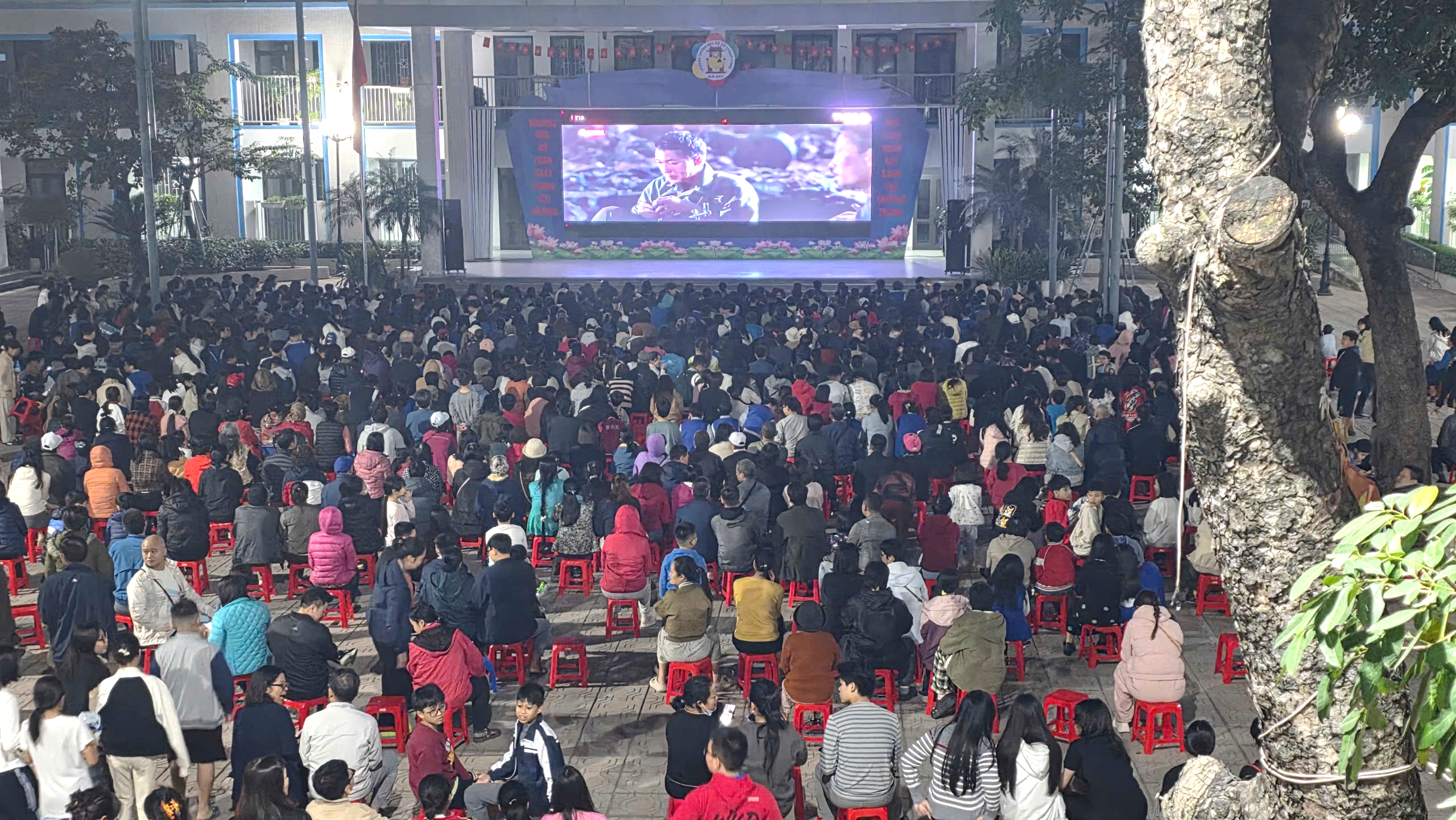 Ảnh có chứa ngoài trời, người, khán giả, con người
Nội dung do AI tạo ra có thể không chính xác.