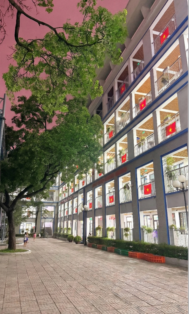 Ảnh có chứa ngoài trời, tòa nhà, cây cối, cửa sổ
Nội dung do AI tạo ra có thể không chính xác.