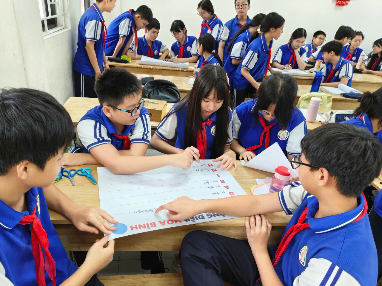 Ảnh có chứa trang phục, người, Học tập, Học sinh

Nội dung do AI tạo ra có thể không chính xác.