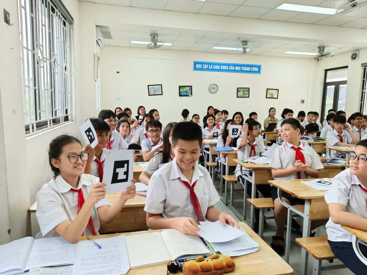 Ảnh có chứa người, trang phục, trong nhà, Giáo dục

Nội dung do AI tạo ra có thể không chính xác.