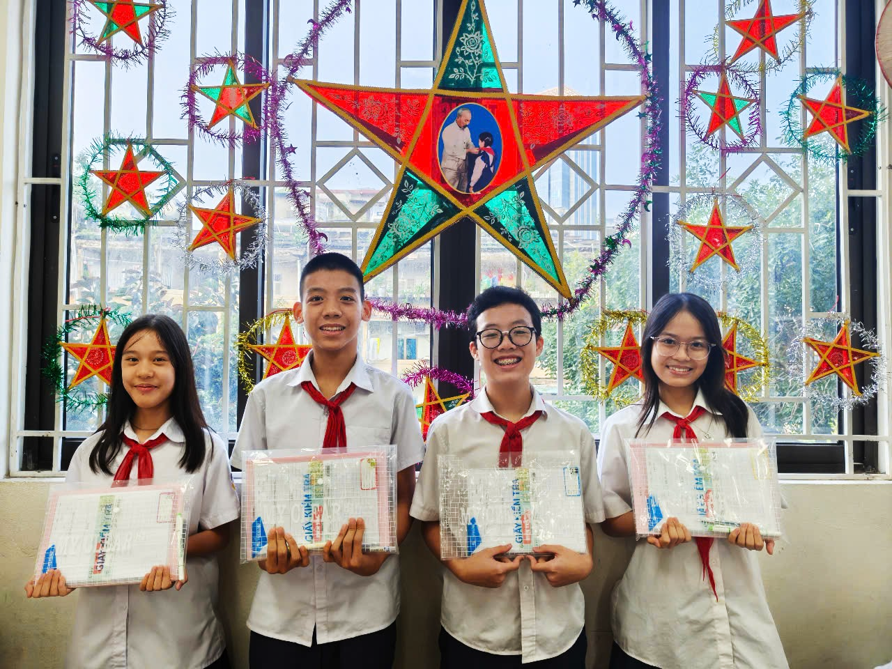 Ảnh có chứa trang phục, người, cười, Mặt người

Nội dung do AI tạo ra có thể không chính xác.