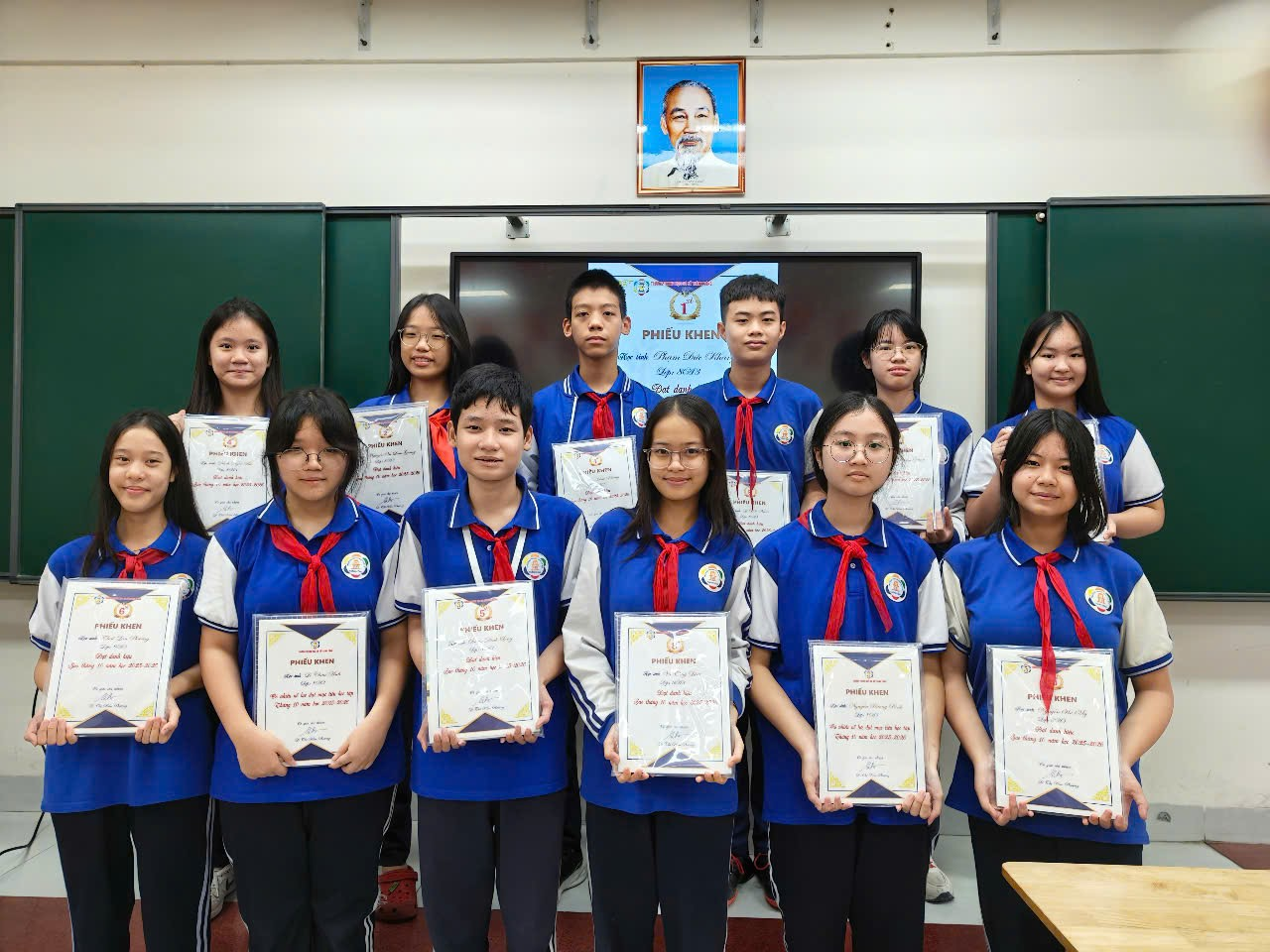 Ảnh có chứa trang phục, người, cười, trong nhà

Nội dung do AI tạo ra có thể không chính xác.