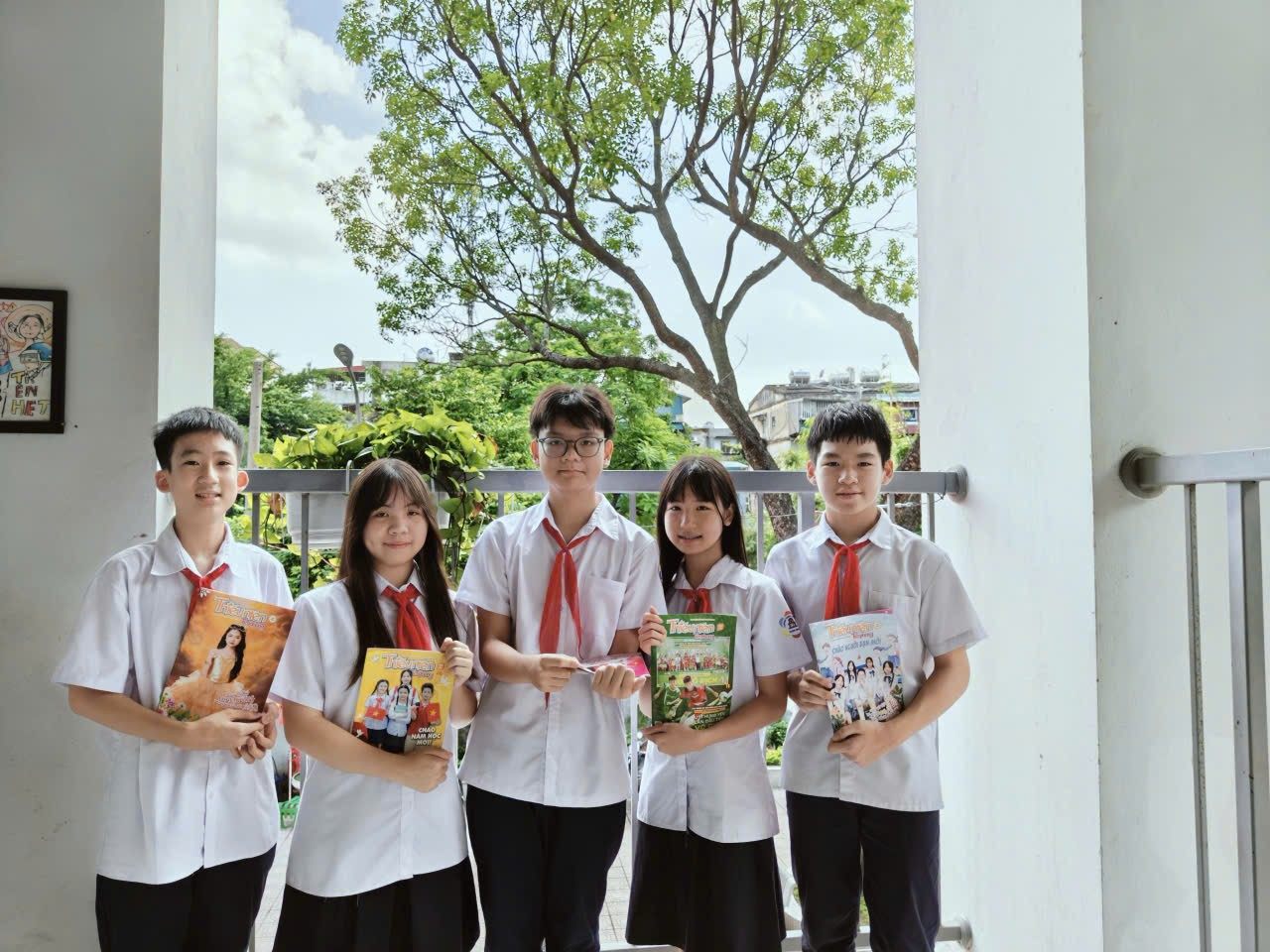 Ảnh có chứa trang phục, người, cười, nhóm

Nội dung do AI tạo ra có thể không chính xác.