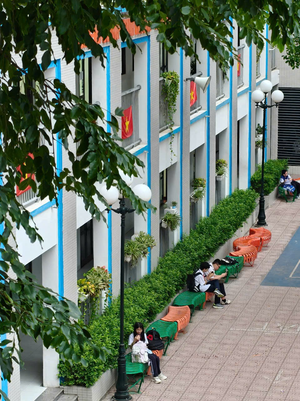 Ảnh có chứa ngoài trời, tòa nhà, thực vật, đường phố

Nội dung do AI tạo ra có thể không chính xác.