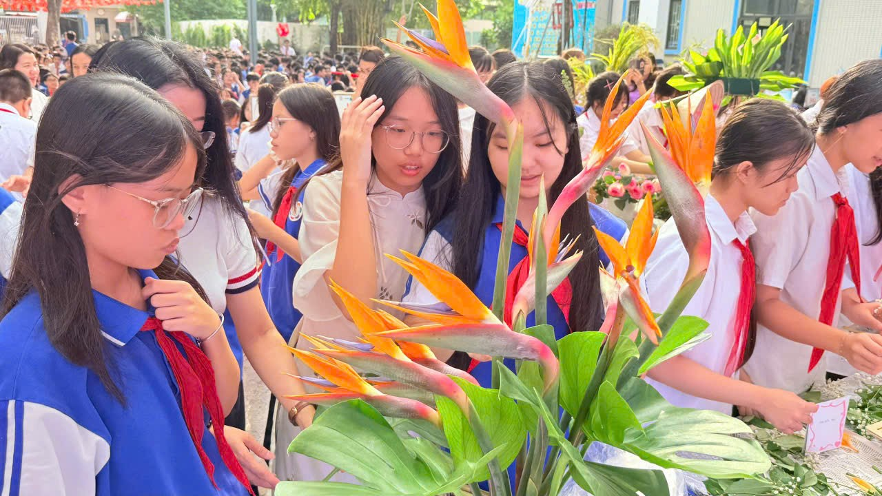 Ảnh có chứa trang phục, người, Mặt người, phụ nữ

Nội dung do AI tạo ra có thể không chính xác.