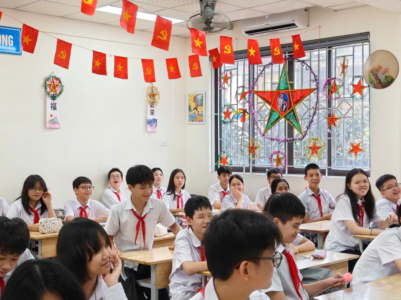 Ảnh có chứa trang phục, người, trong nhà, trường học

Nội dung do AI tạo ra có thể không chính xác.