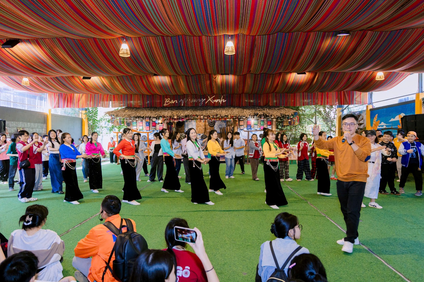 C:\Users\Nguyễn Thu Hòa\Desktop\z7199847564500_899d0f2bfec281f1bedfa431027d74c2.jpg