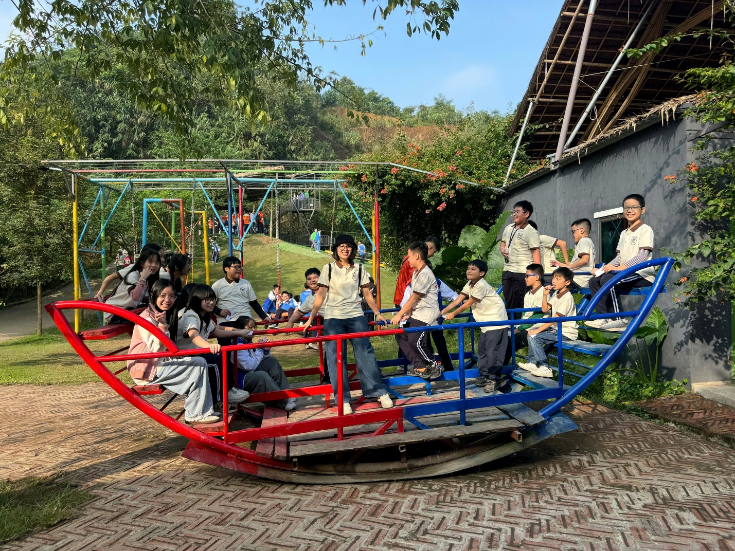 C:\Users\Nguyễn Thu Hòa\Desktop\z7199848118216_dae4f0b8f686d4a03eae690bcf1bca35.jpg