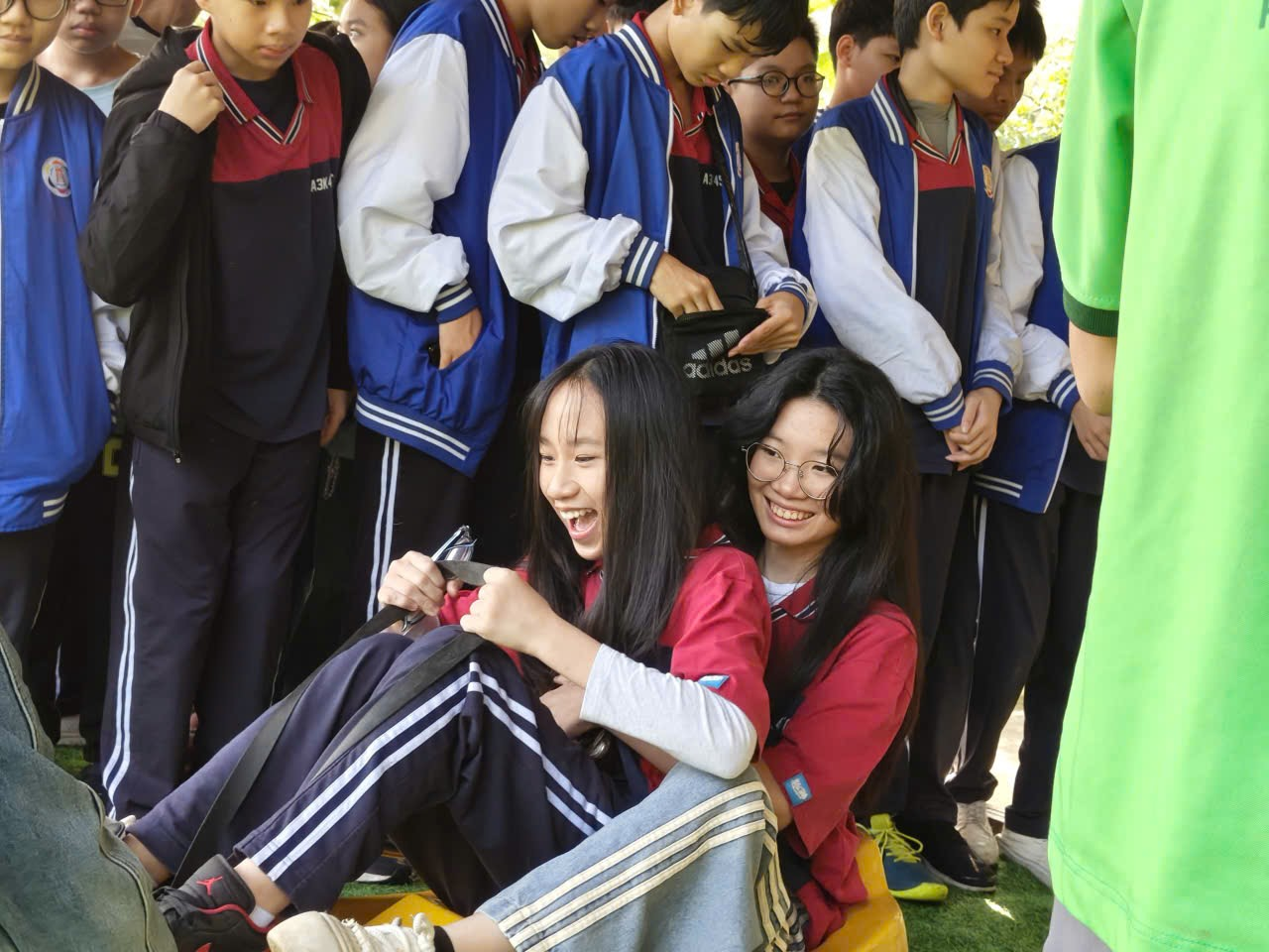 Ảnh có chứa trang phục, người, Mặt người, cười

Nội dung do AI tạo ra có thể không chính xác.