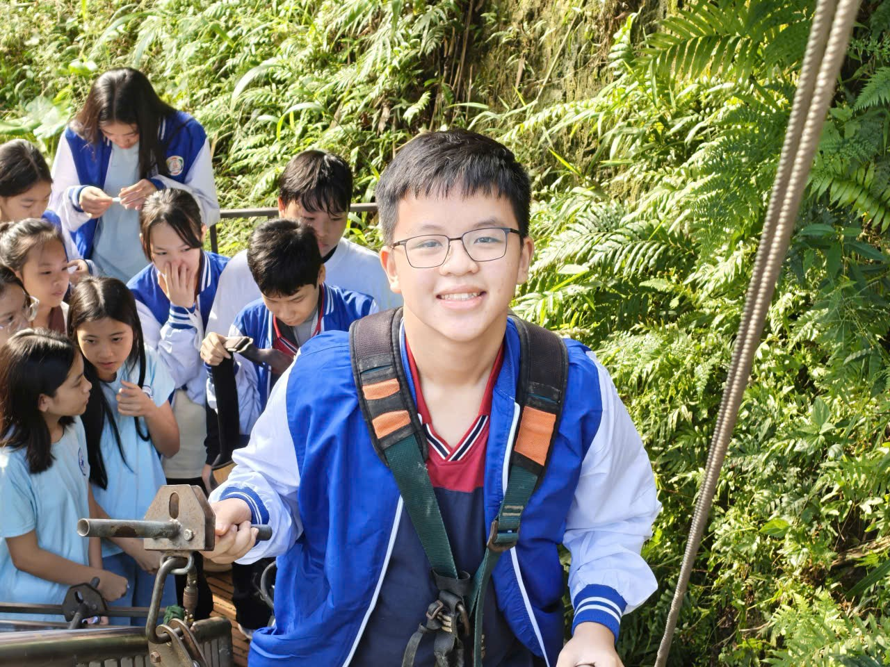 Ảnh có chứa trang phục, người, ngoài trời, cây cối

Nội dung do AI tạo ra có thể không chính xác.