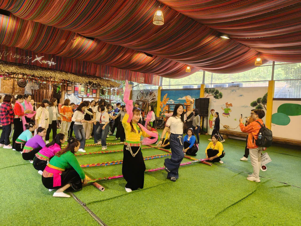 Ảnh có chứa trang phục, Khiêu vũ, cỏ, sân chơi

Nội dung do AI tạo ra có thể không chính xác.