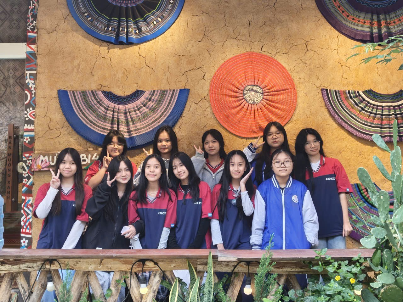 Ảnh có chứa trang phục, cười, người, Mặt người

Nội dung do AI tạo ra có thể không chính xác.